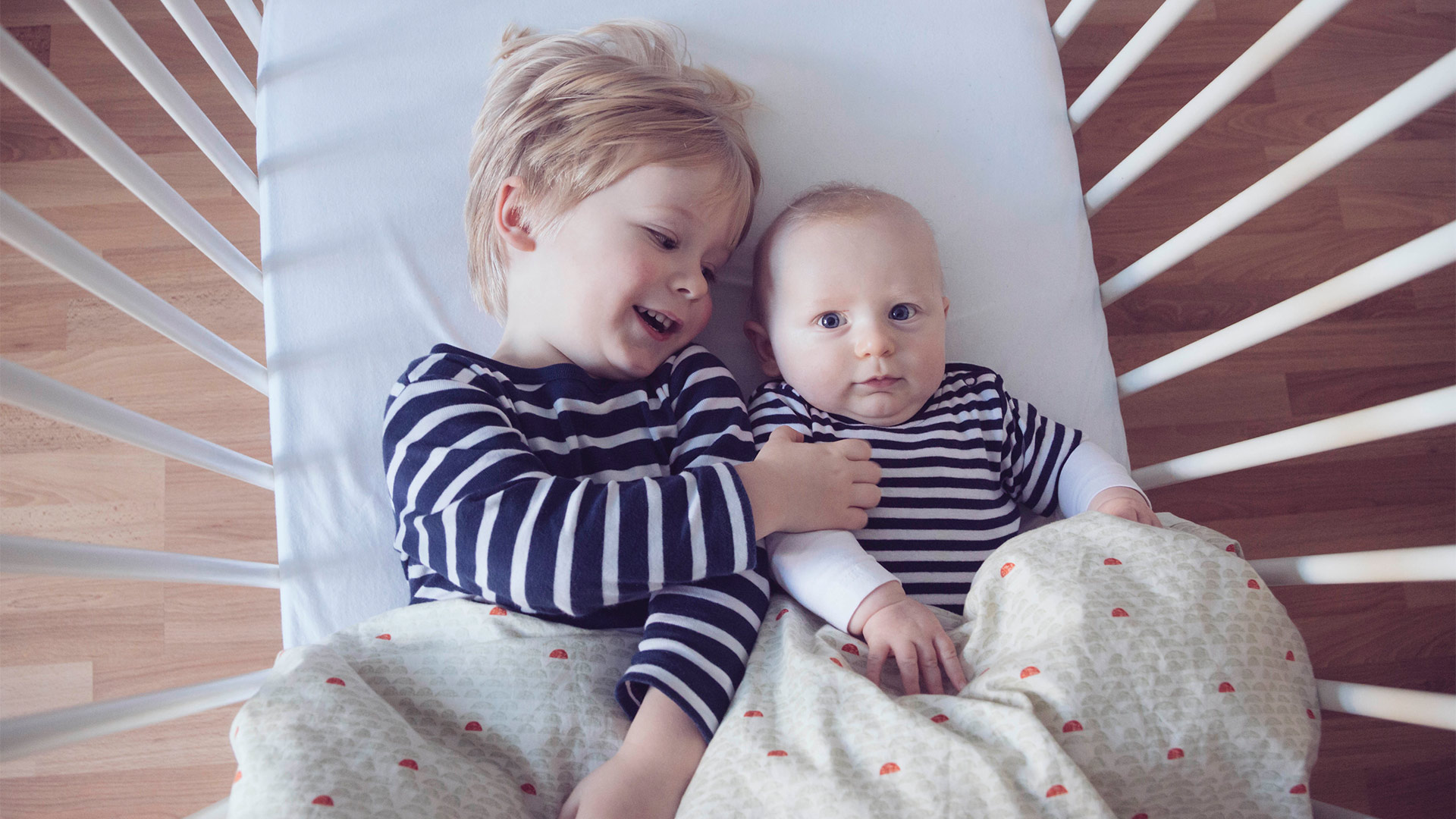 5_Banner-siblings-in-crib.jpg